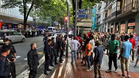 Tensión entre policías y manteros en plena Gran Vía de Bilbao