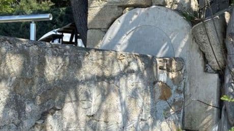 Tarihi çeşme taşı "duvar" oldu