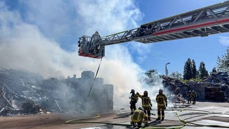 Warnapp NINA löste aus - Großbrand! Dicker Rauch im Osten von Köln