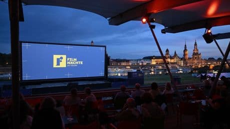 Kulturevent: Aufbau für Dresdner Filmnächte am Elbufer läuft