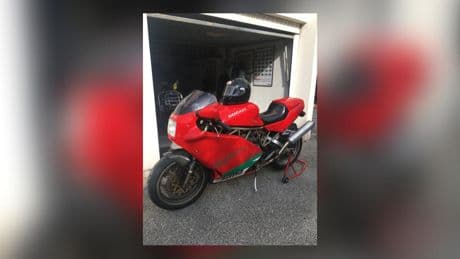 Frédéric, 46 ans, bichonne toujours sa Ducati 900 SS, achetée en 1997 sur le Minitel
