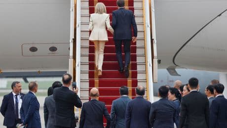 La accidentada gira  por el sureste asiático de Macron: del "manotazo" de Brigitte a la arenga contra las "superpotencias"