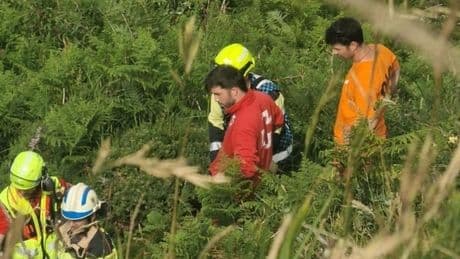 Evacúan en helicóptero a un parapentista herido en el acantilado de Sopela