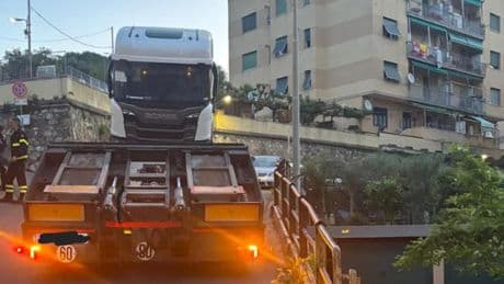 Segue le indicazioni del navigatore, camionista incastrato sulle alture di Quezzi | Foto