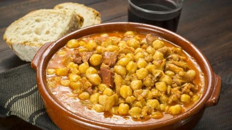 Garbanzos con costilla desmenuzada al Cabrales: una receta para compartir
