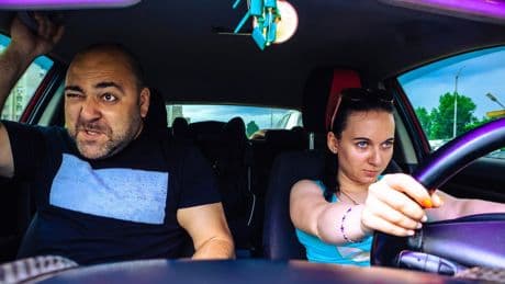 4 situations où les passagers d’une voiture risquent une amende (même s’ils n’ont pas le permis)