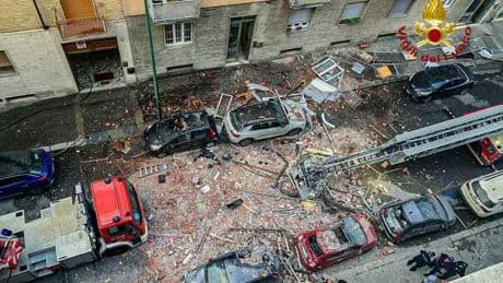 Esplosione in un appartamento a Torino, cinque feriti (un ragazzo è grave). «Le fiamme partite dalla mansarda»