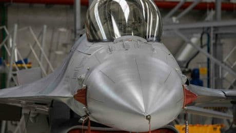 La Polonia fa decollare i suoi caccia durante i raid russi in Ucraina: «Stato di massima allerta nella regione sudorientale»