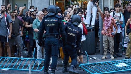 La UCI carga contra Pedro Sánchez por los incidentes en La Vuelta: "Es inaceptable y contraproducente"