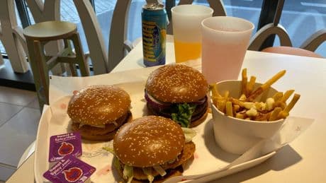 Burger aux crevettes, soda à la fleur de cerisier... McDonald’s France remet des produits étrangers à sa carte cet été