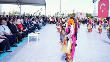 Okullara sabun koyamadı festivale 26 milyon harcadı