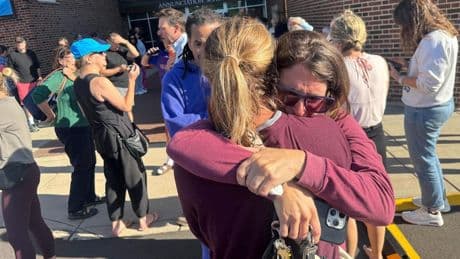 Al menos dos niños muertos y 17 heridos en un tiroteo en una escuela católica de Minneapolis