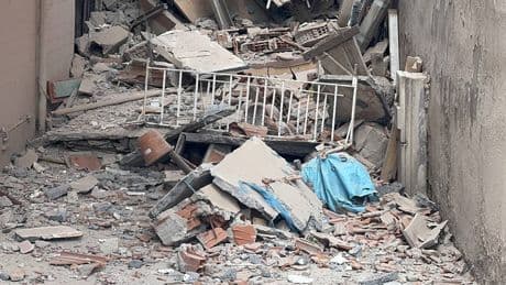 Küçükçekmece'de apartman yıkım sırasında bir başka apartmanın üzerine çöktü