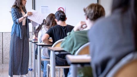 Baccalauréat 2025 : des notes trop élevées ? Dans les coulisses de la notation des copies