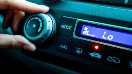 Ni bajar las ventanillas, ni poner el aire acondicionado a tope: el botón del coche que no utilizas y que te puede salvar del calor este verano