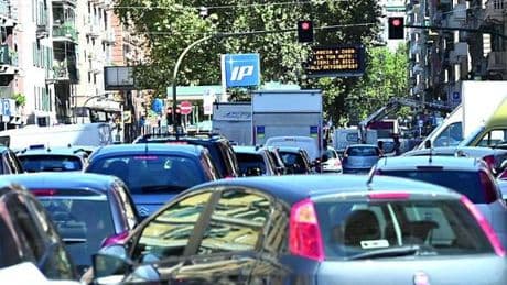 Ordinanza anti smog a Genova, le modifiche: obbligo di spegnere i motori dei veicoli merci durante le fasi di carico e scarico