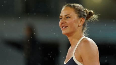 Tennis : l’Ukrainienne Kostyuk serre la main de la Russe Kasatkina au tournoi de Rome