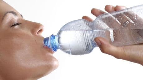 Los peligros de dejar una botella de plástico en el coche