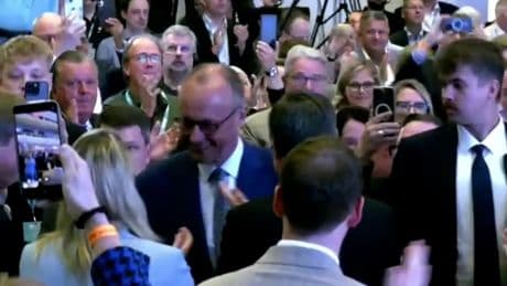 „Wieder nach vorne“ - Kanzler Merz hat jetzt eigene Hymne!