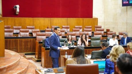 La izquierda da plantón en el Parlamento por la ausencia de Juanma Moreno en el próximo pleno al irse a la final del Betis
