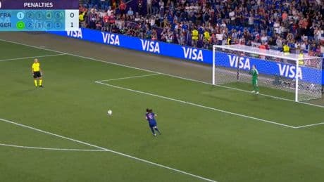 Euro féminin : la (très) curieuse façon de tirer son penalty d’Amel Majri, qui coûte cher à la France