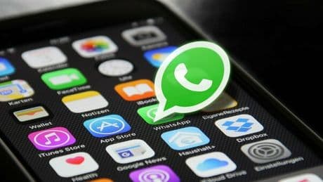 WhatsApp, spiare è reato: fino a 10 anni di prigione. La Cassazione: «Accesso abusivo a sistema informatico»