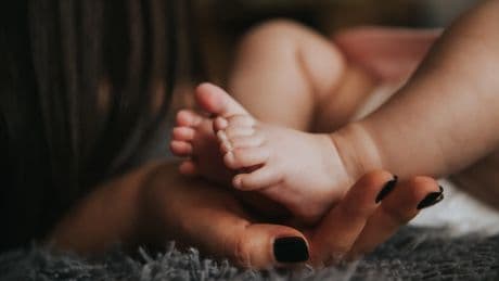 El Gobierno logra validar la ampliación de los permisos parentales con reproches de sus socios por "insuficiente"