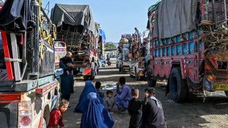 Au Pakistan, plus de 100 000 Afghans ont été forcés de quitter le pays en trois semaines