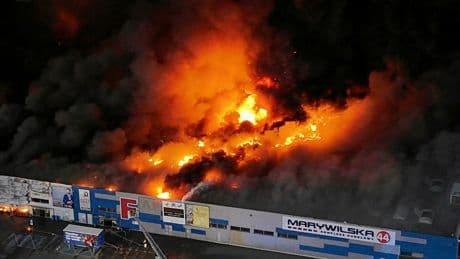 La Pologne accuse les services de renseignement russes d'avoir ordonné un grand incendie à Varsovie en 2024