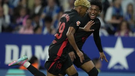 El Barcelona gana el derbi ante el Espanyol y se proclama campeón de Liga (0-2)