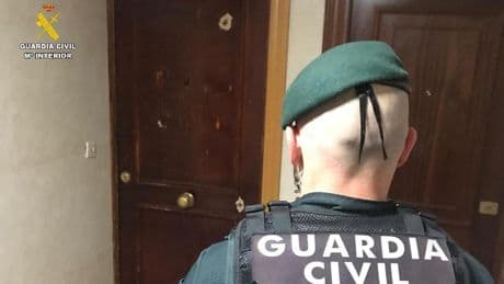 Tres misteriosos disparos llevan a la Guardia Civil a encontrar cinco armas de fuego en una casa de un pueblo de Palencia