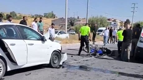 Otomobilin çarptığı motosikletteki baba oğul öldü