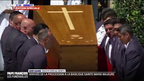 Le cercueil du pape François entre dans la basilique Sainte-Marie-Majeure, lieu de son inhumatio