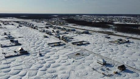 Dans l’hiver de Sibérie, des étranges bosses de neige apparaissent après le dégel accéléré du pergélisol