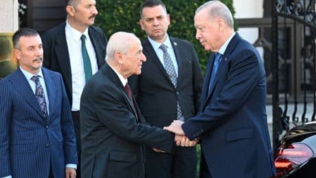 Bahçeli'nin avukatının şikayetiyle gözaltına alınan CHP üyesine “Cumhurbaşkanına hakaret” suçlaması