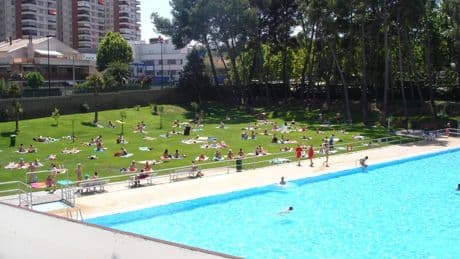 Susto en Zaragoza: un hombre ataca con una navaja a varias personas en una piscina municipal