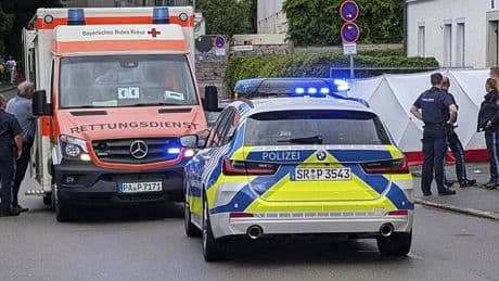Polizei schließt Absicht nicht aus: Mann fährt in Bayern mit Auto in Menschengruppe