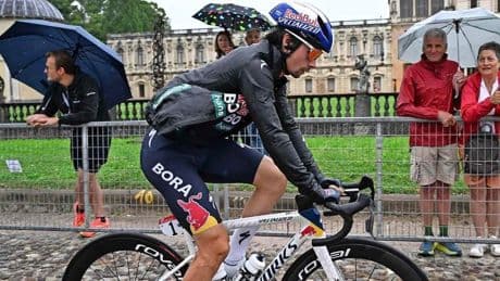 LIVE Giro: Gijs Leemreize in kopgroep, gehavende Primoz Roglic stapt af, Thymen Arensman gelost