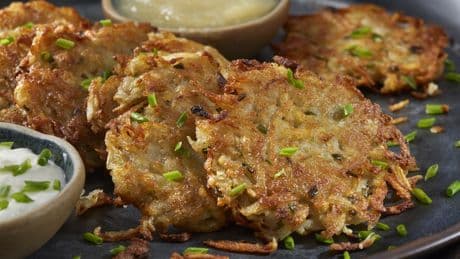 Kross und fluffig: Diese Zutat macht Kartoffelpuffer besonders gut
