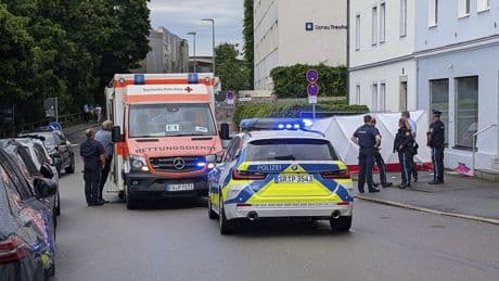 Bayern: Mann fährt in Passau mit Auto in Menschengruppe – Polizei vermutet Beziehungstat
