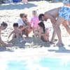 En daar hoort ook een zandkasteel bij: Thibaut Courtois geniet in Saint-Tropez van zijn laatste vakantiedagen