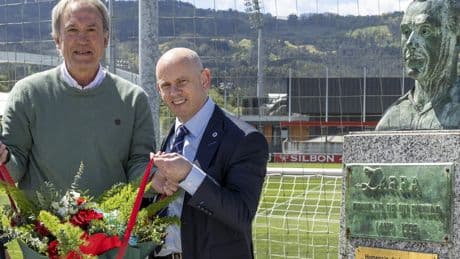 El Rangers visita Lezama y realiza una ofrenda ante el busto de Zarra