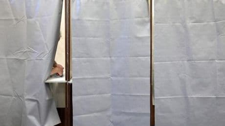 Législatives partielles en Saône-et-Loire : le candidat du Rassemblement national en tête, talonné par la droite