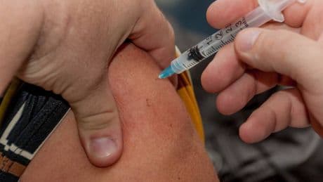 È  scontro sui vaccini tra centrodestra e centrosinistra