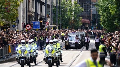Familiares y amigos despiden a Ozzy Osbourne en un multitudinario funeral en Birmingham