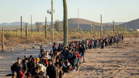 Zur Selbstabschiebung gezwungen: Plötzlich stehen 900.000 Einwanderer auf Trumps "Todesliste"