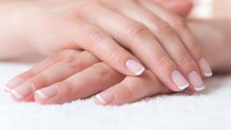 Tırnaklarınız kırılmadan uzayacak! Ojesiz bile çok bakımlı görünecek: Bu doğal kürle farkı göreceksiniz