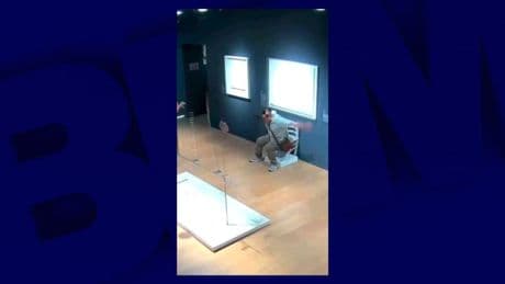 "L'art doit être respecté": dans un musée italien, un couple endommage une oeuvre d'art en forme de chaise en s'asseyant dessus