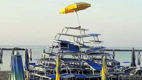 Sos maranza da spiaggia danni, alcol e coltelli. E al mare partono le ronde