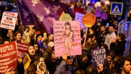 Partie du milieu de la photographie, une vague #MeToo balaye la Turquie